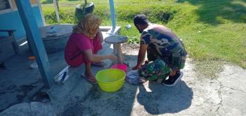 Satgas TMMD 110 Bojonegoro Belajar Memasak Belut